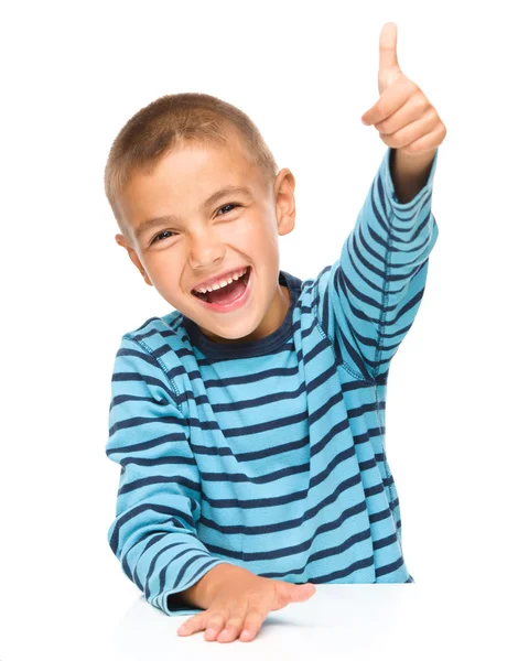 Malý chlapec ukazuje palcem nahoru znamení — Stock fotografie