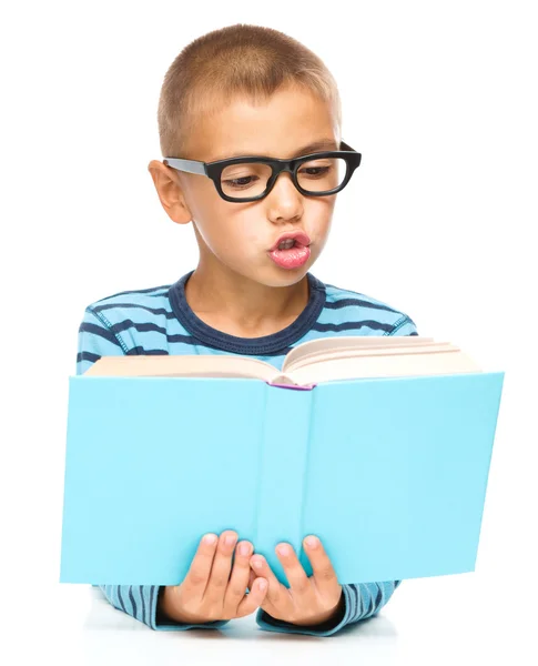 El niño está leyendo un libro. —  Fotos de Stock