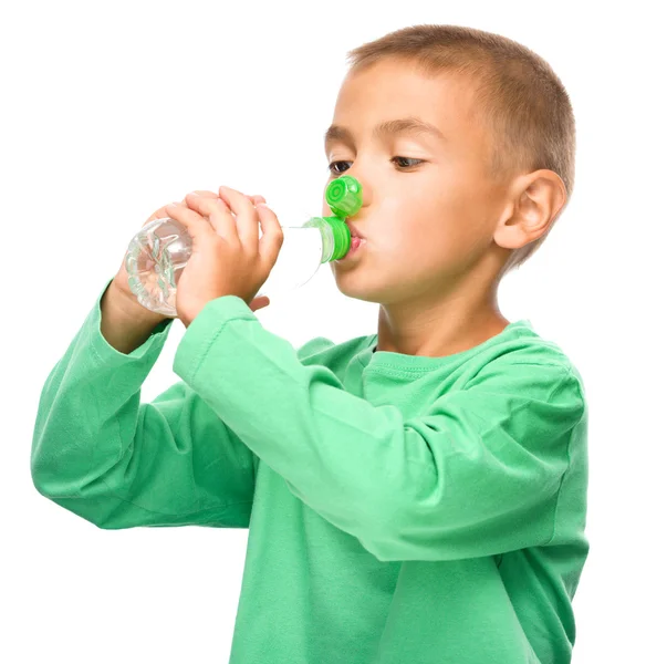 Garçon avec bouteille d'eau en plastique — Photo