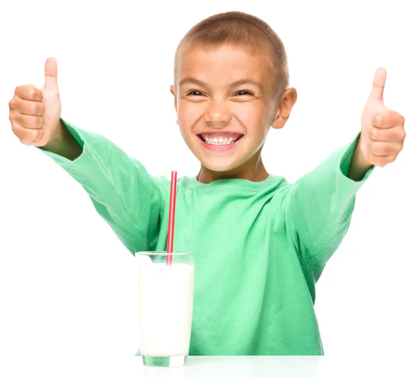 Carino ragazzo con un bicchiere di latte — Foto Stock