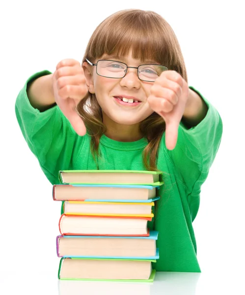 Menina está lendo um livro — Fotografia de Stock