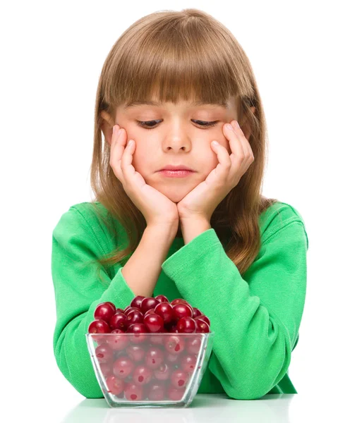 Cute girl doesn't want to eat cherries — Stock Photo, Image