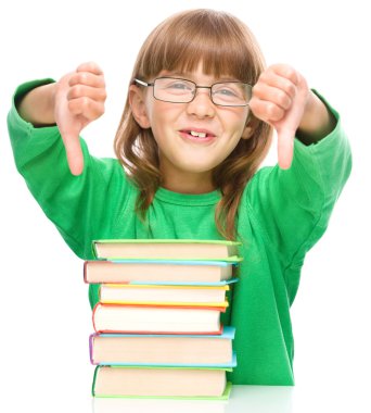 küçük kız bir kitap okuma