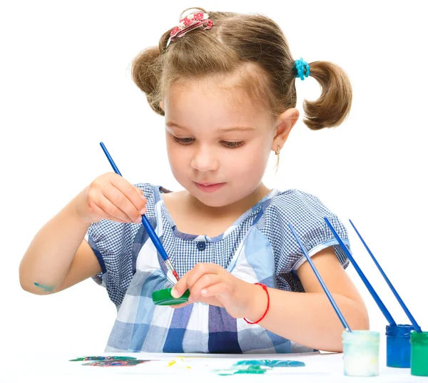 Маленька дівчинка малює гуашю — стокове фото