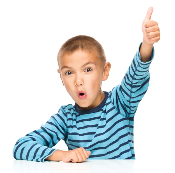 Маленький хлопчик показує великий палець на знак — стокове фото