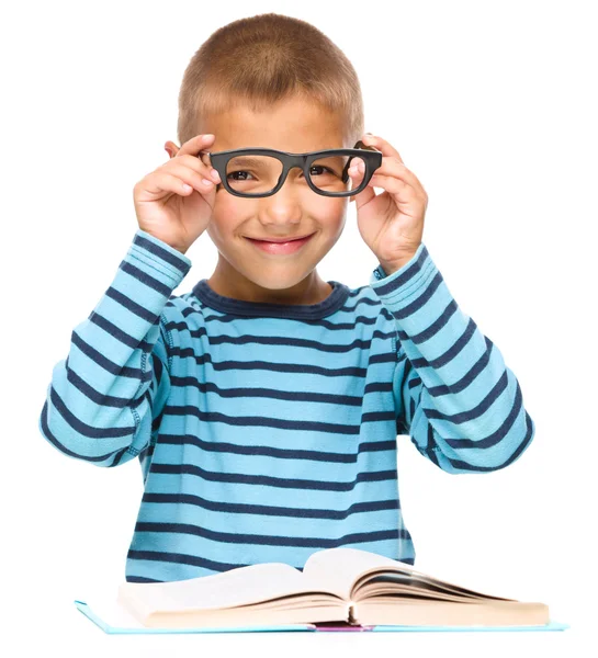 Kleine jongen is het lezen van een boek — Stockfoto