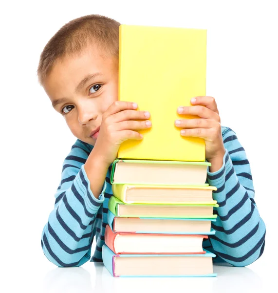 El niño juega con el libro —  Fotos de Stock