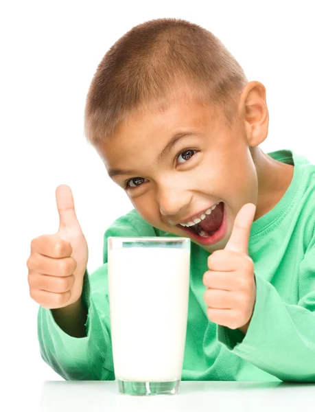 Aranyos fiú, egy pohár tej — Stock Fotó