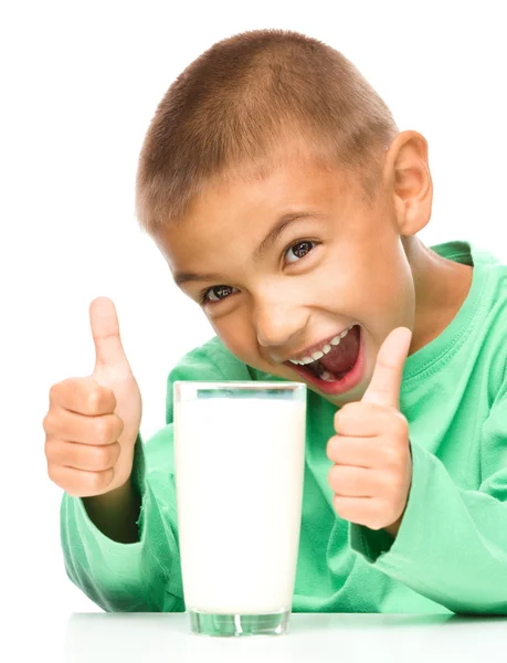 Carino ragazzo con un bicchiere di latte — Foto Stock