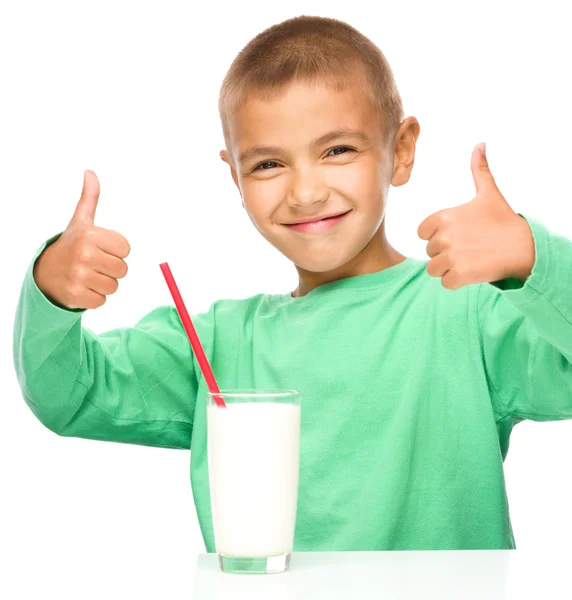 Милый мальчик со стаканом молока — стоковое фото