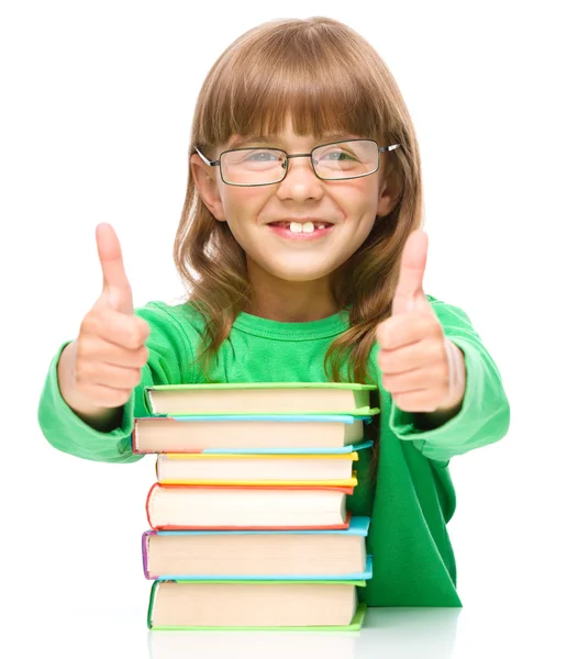 Menina está lendo um livro — Fotografia de Stock