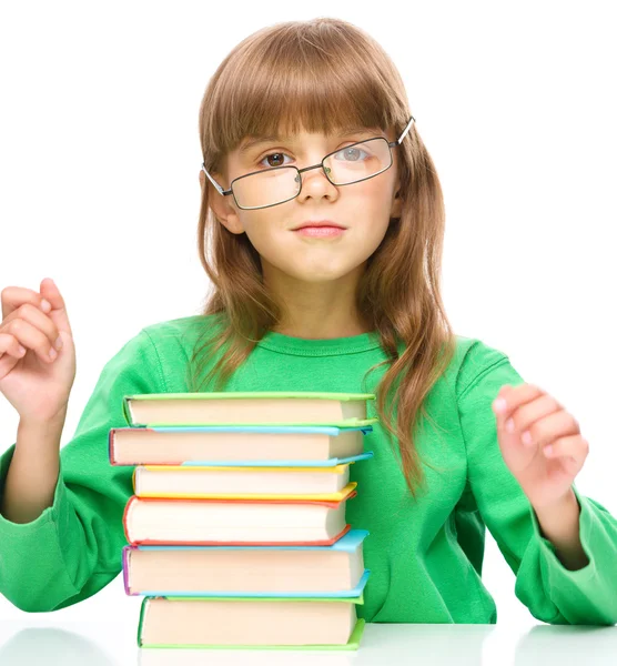 Menina está lendo um livro — Fotografia de Stock