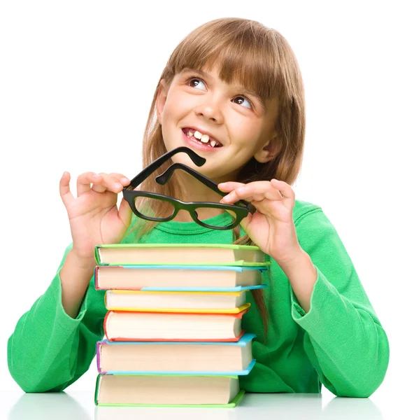 Menina está lendo um livro — Fotografia de Stock