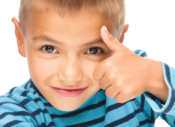 Malý chlapec ukazuje palcem nahoru znamení — Stock fotografie