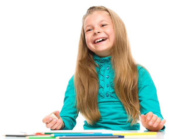 Klein meisje is tekenen met behulp van potloden — Stockfoto