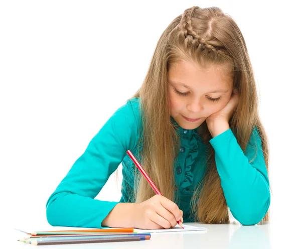 Menina está desenhando usando lápis — Fotografia de Stock