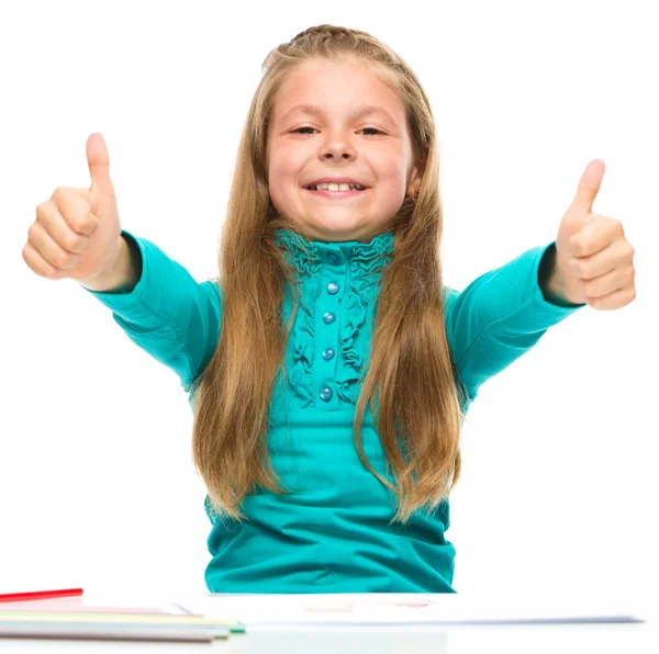 Klein meisje vertoont duim omhoog teken — Stockfoto