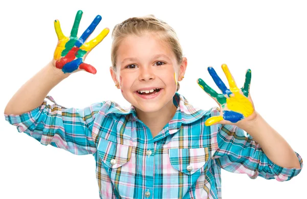 Porträt eines süßen Mädchens, das mit Farben spielt — Stockfoto