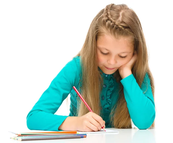 小さな女の子は鉛筆を使用して描画します。 ストック写真