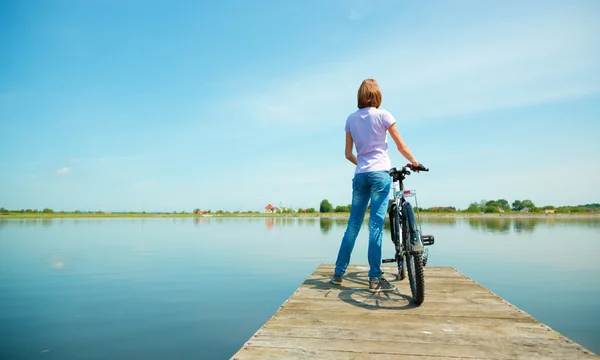 Young woman is looking at horizon — Stock Photo, Image