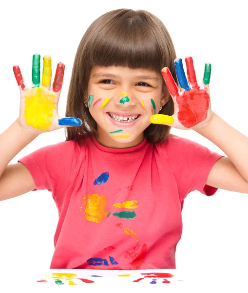 Retrato de uma menina bonita brincando com tintas — Fotografia de Stock