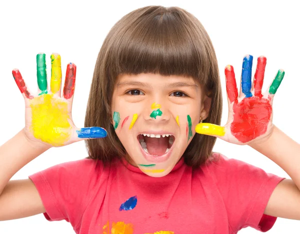 Retrato de uma menina bonita brincando com tintas — Fotografia de Stock