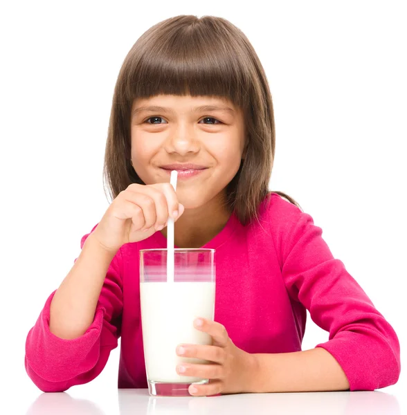 Mignonne petite fille avec un verre de lait — Photo