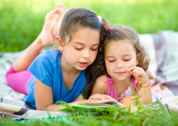 Deux petites filles lisent un livre — Photo