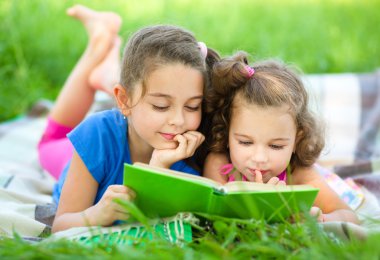 iki küçük kız kitap okuma