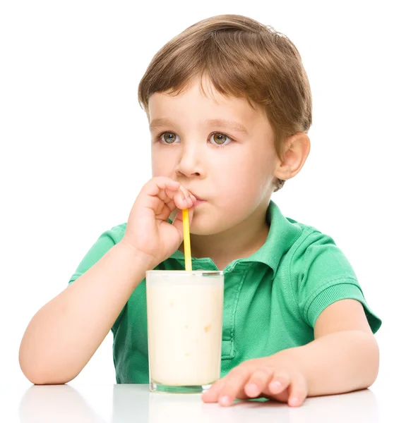 一杯牛奶的可爱小男孩 — 图库照片