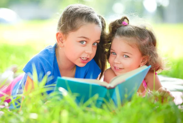 Zwei kleine Mädchen lesen Buch — Stockfoto