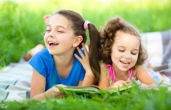 Zwei kleine Mädchen lesen Buch — Stockfoto