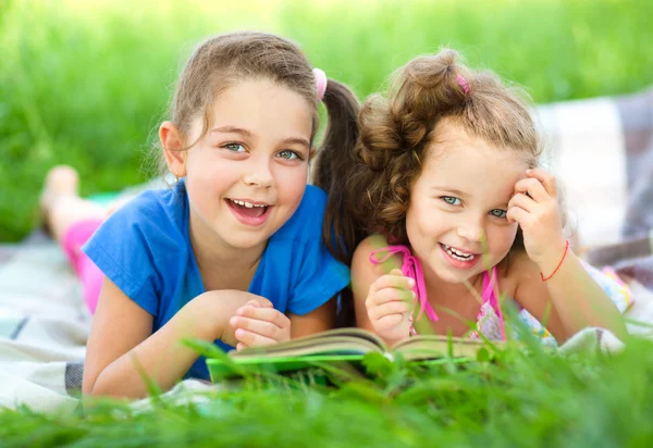 Zwei kleine Mädchen lesen Buch — Stockfoto