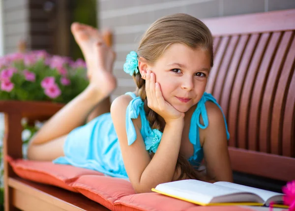 Kleines Mädchen liest ein Buch — Stockfoto