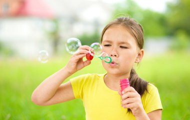 küçük kız bir sabun köpüğü üfleme