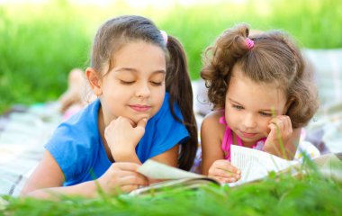 iki küçük kız kitap okuma