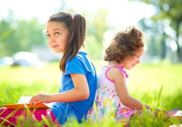 Deux petites filles lisent des livres — Photo