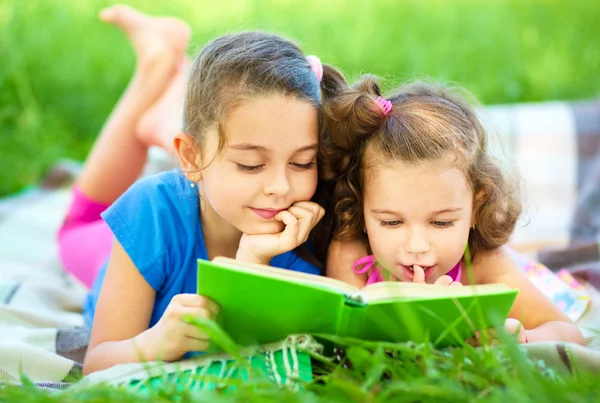 Zwei kleine Mädchen lesen Buch — Stockfoto