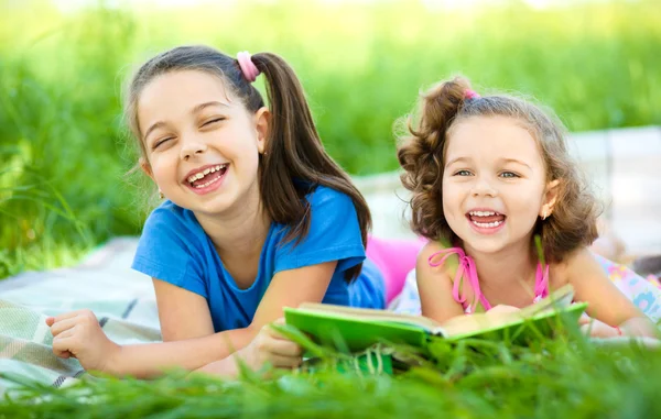 两个小女孩正在阅读的书 — 图库照片