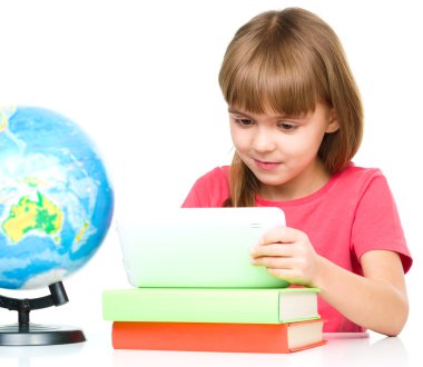 genç kız tablet kullanma