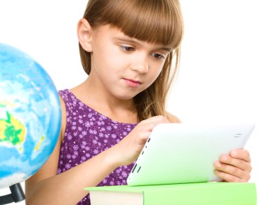 genç kız tablet kullanma