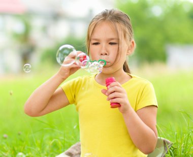 küçük kız bir sabun köpüğü üfleme