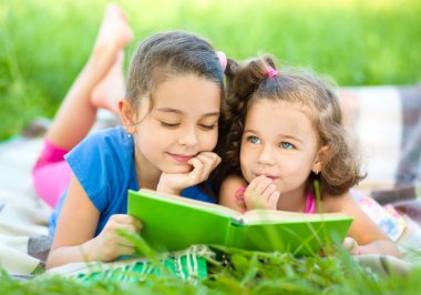 iki küçük kız kitap okuma