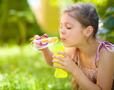 küçük kız bir sabun köpüğü üfleme