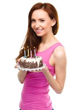 Yıldönümü pastası olan kadın