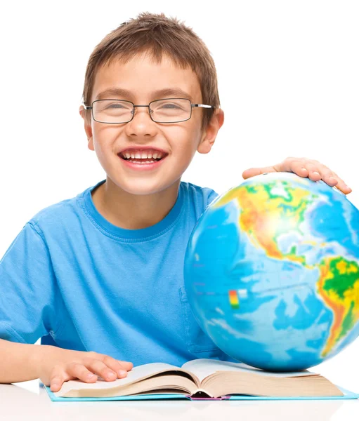 Menino está examinando globo — Fotografia de Stock