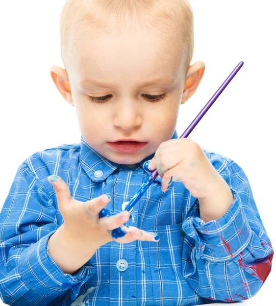 Kleine jongen speelt met verf — Stockfoto