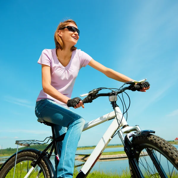 Jeune femme est assise sur son vélo — Photo