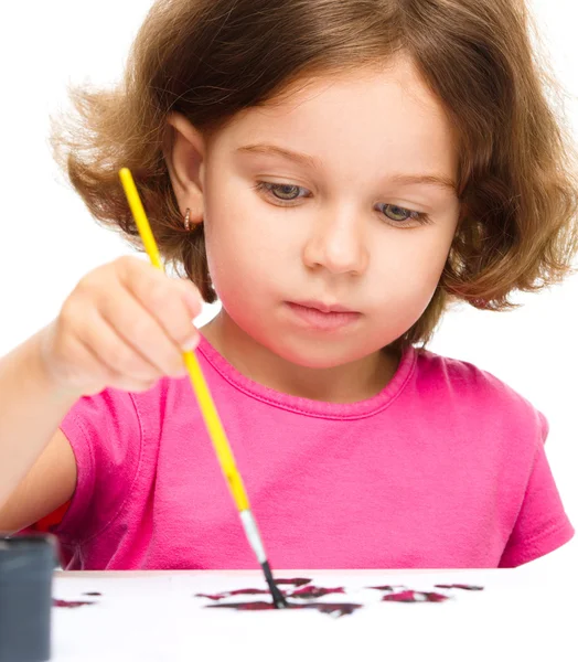 Menina está pintando com guache — Fotografia de Stock