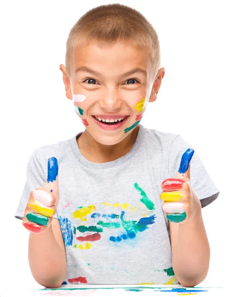 Portret ładny chłopiec bawi się farby — Zdjęcie stockowe